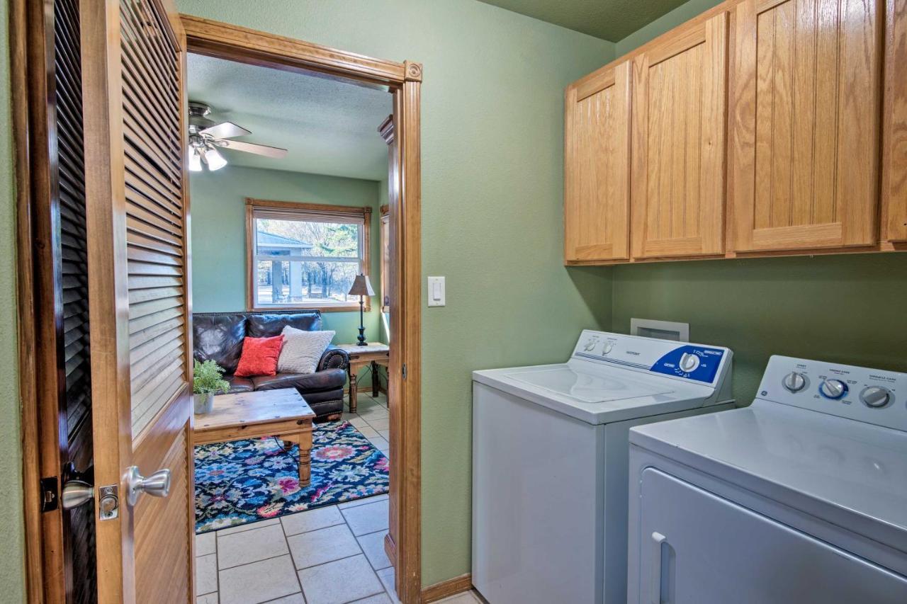 Broken Bow Cottage With Deck, Hot Tub And Fire Pit! Exteriör bild